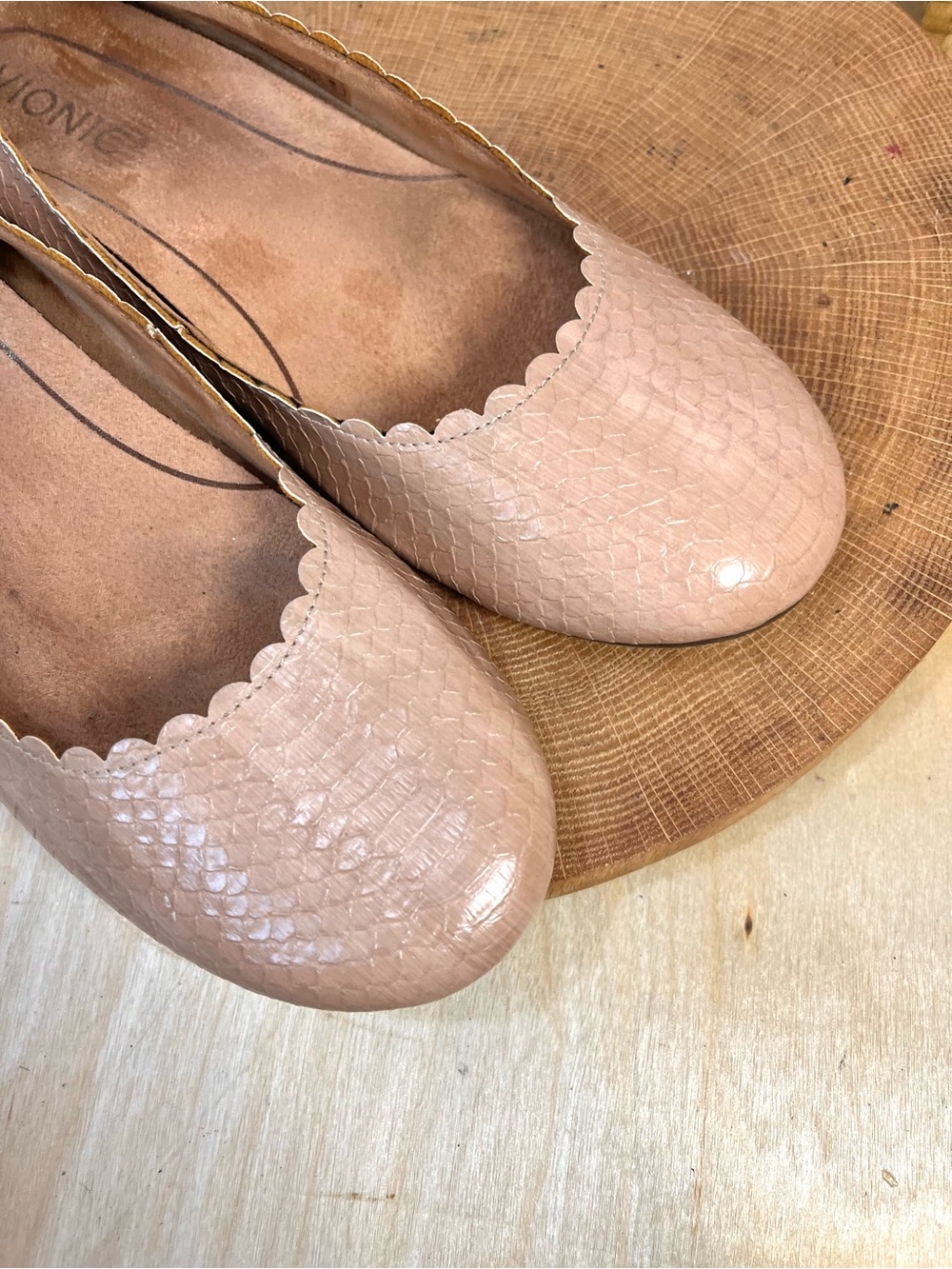Vionic Julieta Tan Scalloped Leather Ballet Flats Size 8 - Picture 11 of 12
